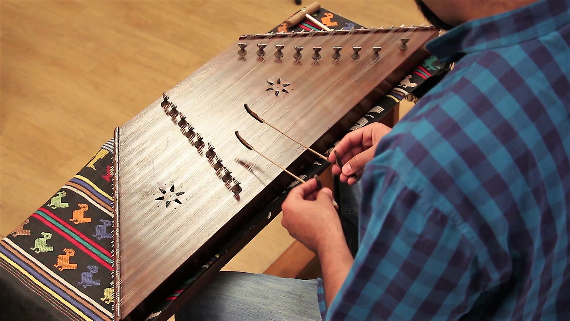 سنتور یکی از سازهای موسیقی اصیل ایرانی