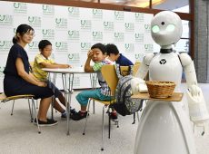 اداره کردن رباتهای پیشخدمت در ژاپن توسط معلولین