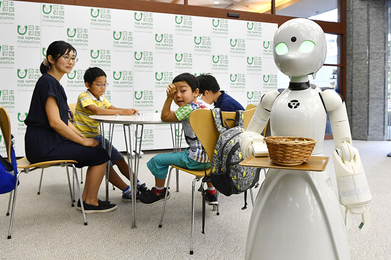 اداره کردن رباتهای پیشخدمت در ژاپن توسط معلولین