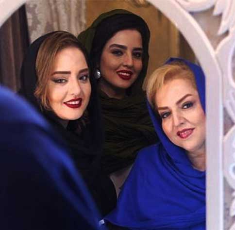 سارا محمدی در کنار مادر و خواهرش