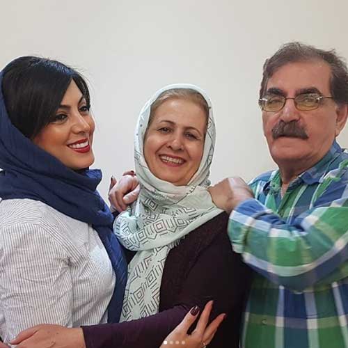 نیلوفر شهیدی در کنار پدر و مادرش