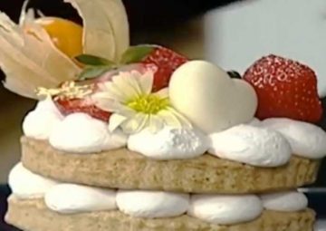 عذرخواهی مجری تلویزیون بخاطر استفاده از ورق طلا در تزیین کیک